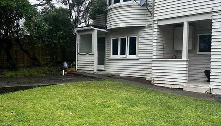 Large 1 Bedroom Flat on Hataitai Road - Photo 4