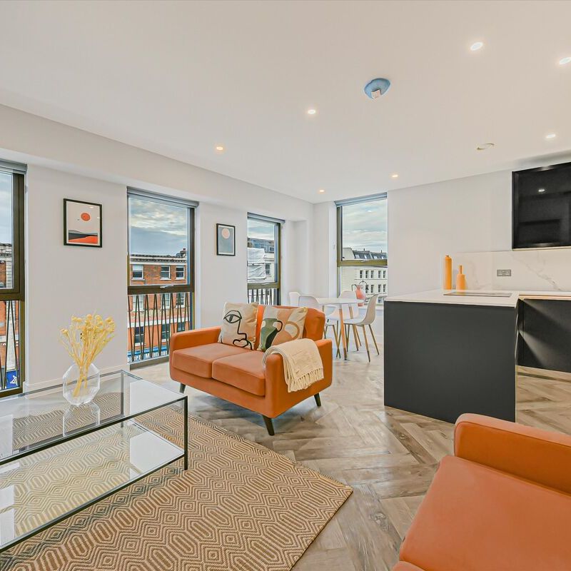 This newly refurbished, stylish two bedroom home with a spacious private balcony. - Photo 1
