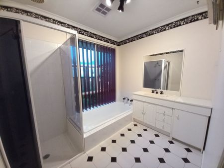 THREE BEDROOM FAMILY HOME - Photo 3