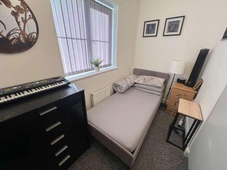 Melrose Gardens, Blackpool, FY4 - Photo 3