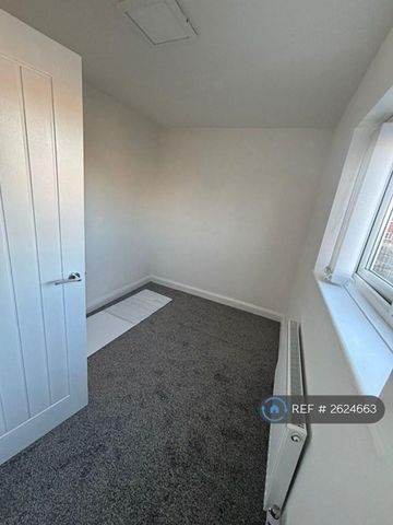 3 bedroom terraced house to rent - Photo 2