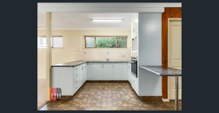 AIR CONDITIONED 2 BEDROOM TOWNHOUSE WITH COURTYARD - Photo 5