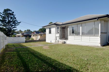 COTTAGE LIVING WITH A HUGE BLOCK ON THE CBD FRINGE - Photo 2