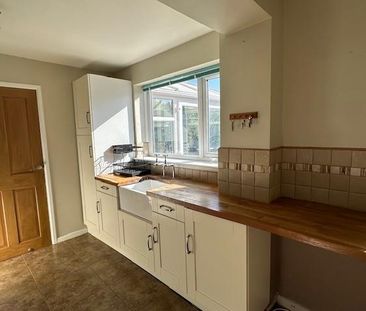 4 bedroom semi-detached house to rent - Photo 6