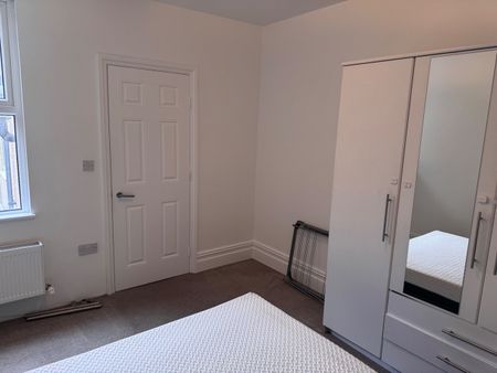 1 Bed Flat, Lewin Road, SW16 - Photo 2