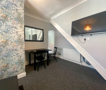 2 Bed Flat, Erleigh Road, RG1 - Photo 4