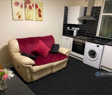 2 bedroom flat to rent - Photo 2