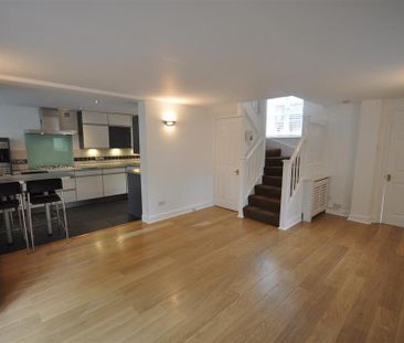 2 bedroom mews to rent - Photo 1