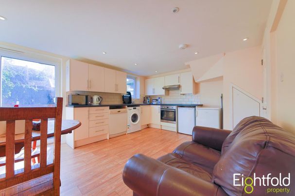 6 bedroom terraced house to rent - Photo 1