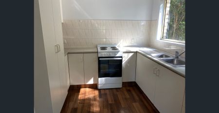 Freestanding Villa Living in quiet leafy location - Photo 3