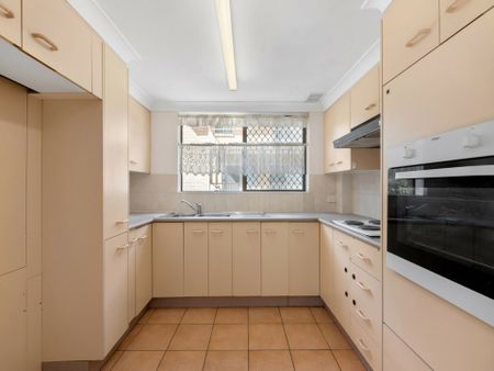 AIR CONDITIONED 2 BEDROOM UNIT IN CENTRAL LOCATION - Photo 2