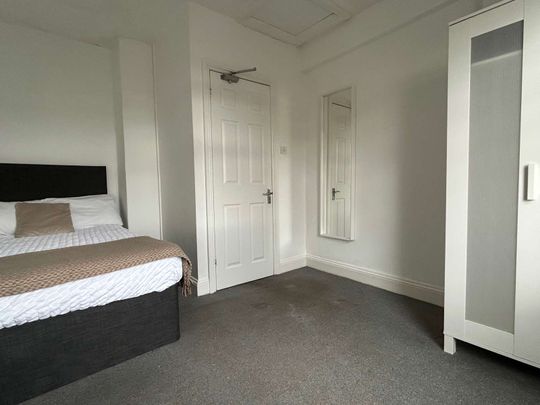 Fabulous House Share central Cheltenham - Photo 1