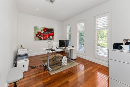 AN EXPANSE OF FAMILY LIVING & A POOL........... - Photo 2