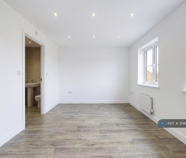 4 bedroom semi-detached house to rent - Photo 5
