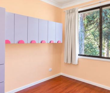 COMFORTABLE FAMILY LIVING WITH SPACIOUS INTERIORS & GENEROUS BACKYARD! - Photo 4