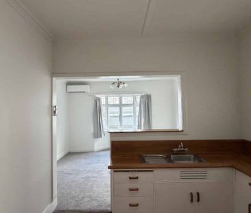 WELL PRESENTED ONE BEDROOM middle flat in great location: - Photo 3