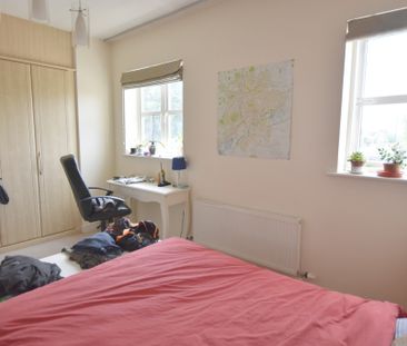4 Bedroom Mid Terraced House - Photo 5