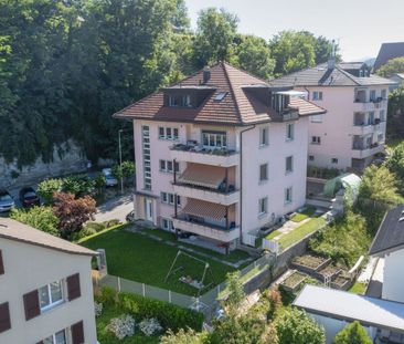4.5 parfaitement situé, surplombant le quartier, avec balcon et vue - Photo 3