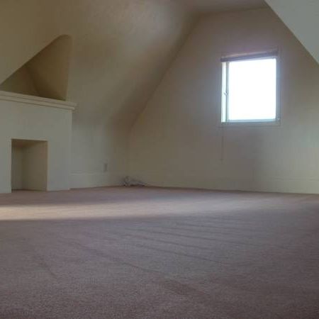 Bachelor- large, bright top floor apartment. Util incl Nov 1st - Photo 4