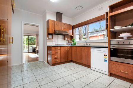 Charming Family Home Surrounded by Nature in Blackburn’s Premier Pocket - Photo 5