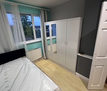 Room in a Shared House, Elmore Road, LU2 - Photo 3