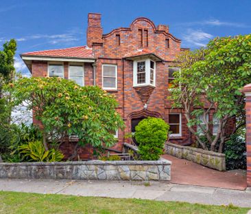 Panoramic Harbour Views in a Grand Art Deco Apartment - Photo 4