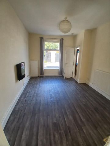 3 bedroom end of terrace house to rent - Photo 2