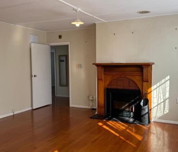 Tidy family home in convenient Frimley location - Photo 3