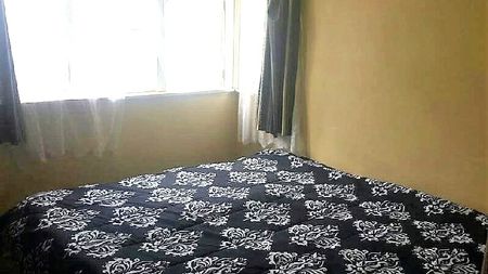 Three bedroom home in handy location - Photo 3