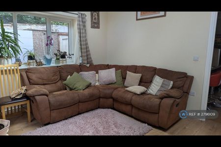 3 bedroom semi-detached house to rent - Photo 4
