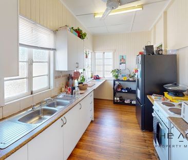 Comfortable High-Set Living - Photo 4