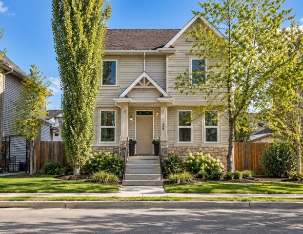 Amazing house with an amazing garage — 4 Bedrooms+ Den House - Photo 1