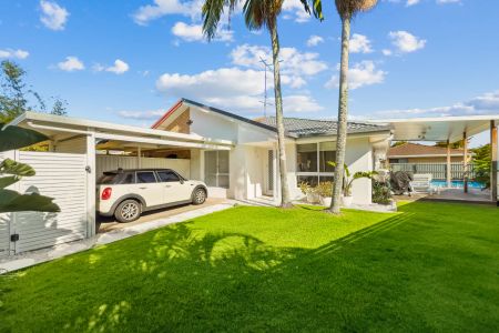 Coastal luxe living in the heart of Burleigh Waters - Photo 2