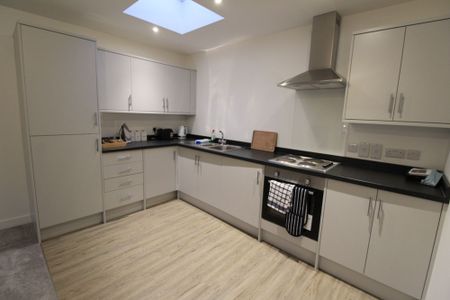 The Broadway, Haywards Heath, RH16 - Photo 2