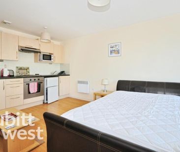 Studio to rent - Photo 2