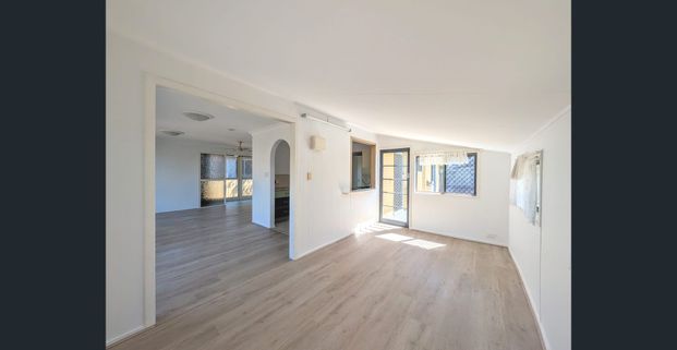 Freshly Renovated Home within a walking distance to Shops & Transport - Photo 1