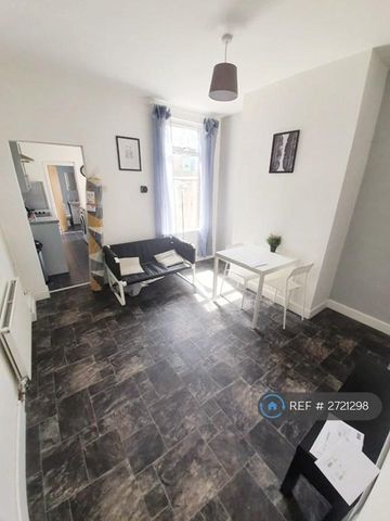 4 bedroom terraced house to rent - Photo 3