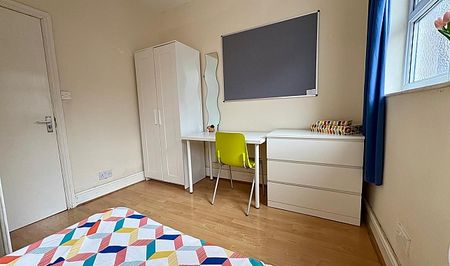 Fantastic 5 bedroom student property with 3 modern bathrooms - Photo 2