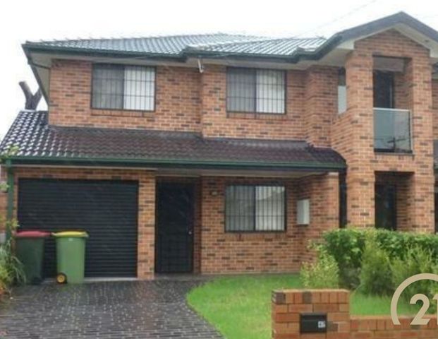 4 Bedroom Family Home, in a Prime Location! - Photo 1