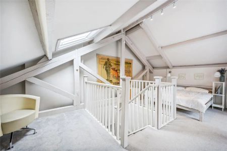 3 bedroom house in South Kensington - Photo 3