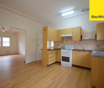 LARGE FAMILY HOME IN PERFECT LOCATION - Photo 4