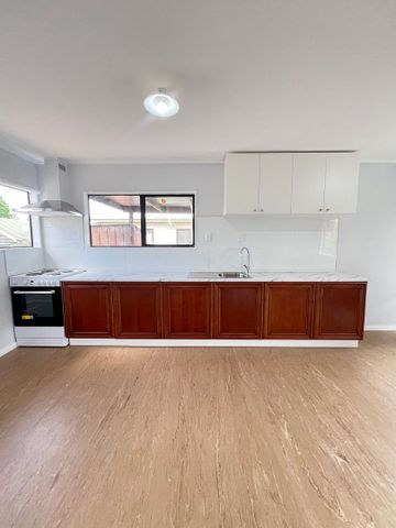 Sunny & Renovated 2-Bedroom Home – Private Backyard in Papakura - Photo 4