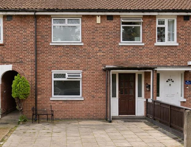 Bishops Grove, Hampton TW12, London - Photo 1