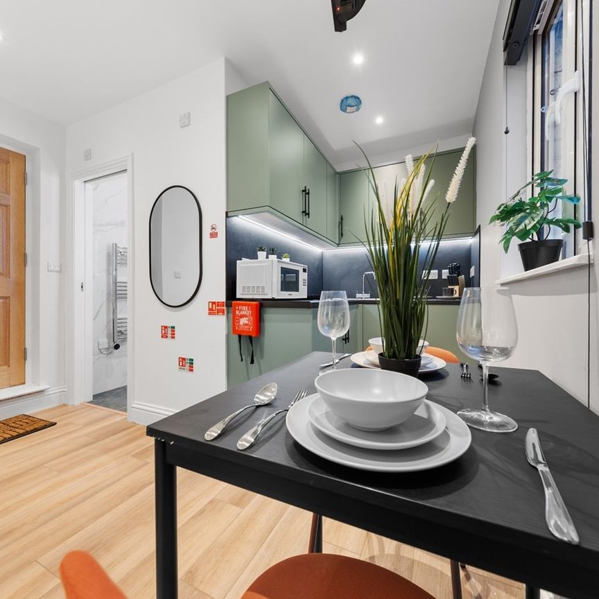 Studio Flat, Deptford High Street, SE8 - Photo 1