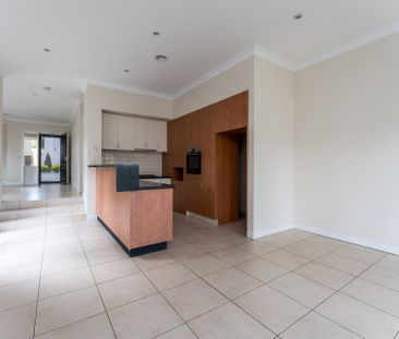CONTEMPORARY COMFORT IN A TRANQUIL SETTING - Photo 3