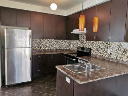 For Lease - 1140 Stuffles Crescent, Newmarket, Ontario - Photo 2