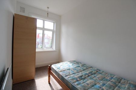 4 bedroom semi-detached house to rent - Photo 4