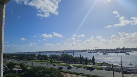 Renovated studio apartment on the Broadwater Southport! - Photo 2