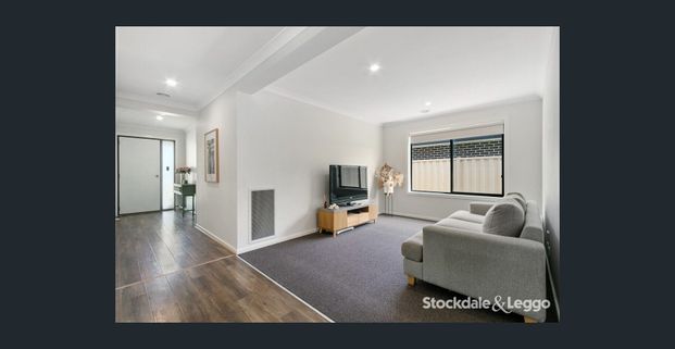 Near New 4 Bedroom Home in Astoria Park - Photo 1