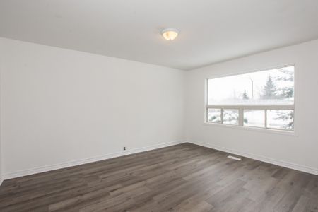 5 Bedroom Detached House on Limeridge in Hamilton!! - Photo 2